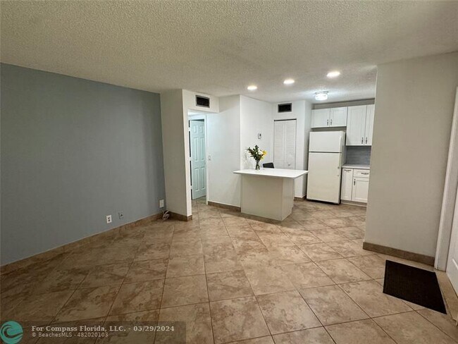 Building Photo - 402 Lakeside Dr