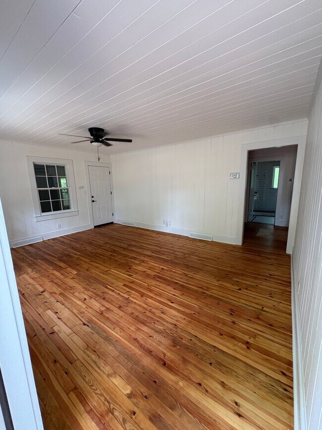 Foto del edificio - **Newly Renovated 2-Bedroom Home on Petree Road**