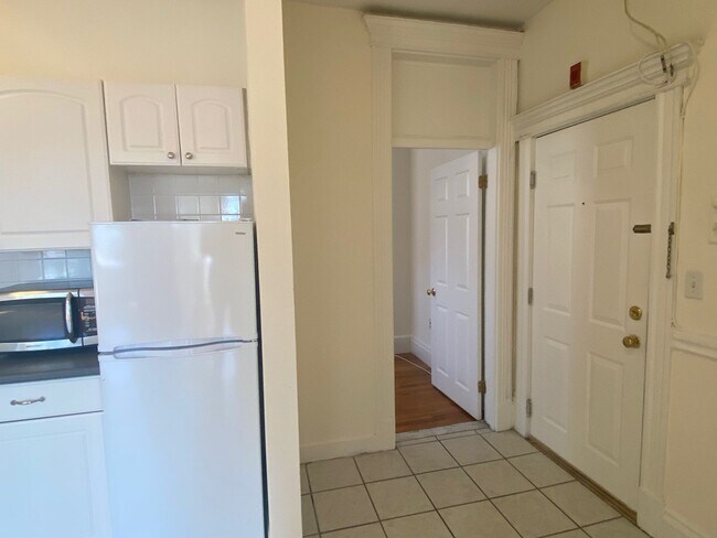 Photo - Large, sunny 2 bed unit with heat and wate... House