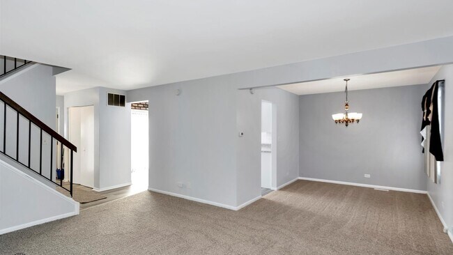 Building Photo - 847 White Oak Ln