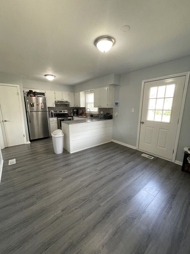 Building Photo - 3 Bedroom 2 Bathroom- Pets Considered