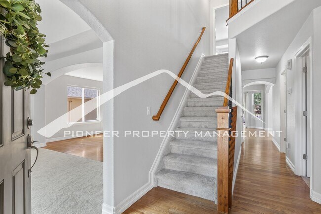 Building Photo - Low-Maintenance Living in Desirable West Side Neighborhood 5 bd, 2 car garage and AC