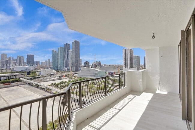 Foto del edificio - 555 NE 15th St