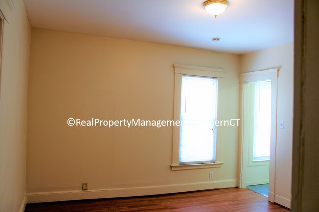 Foto del edificio - 3-bedroom, 1 full-bath apartment for rent ...
