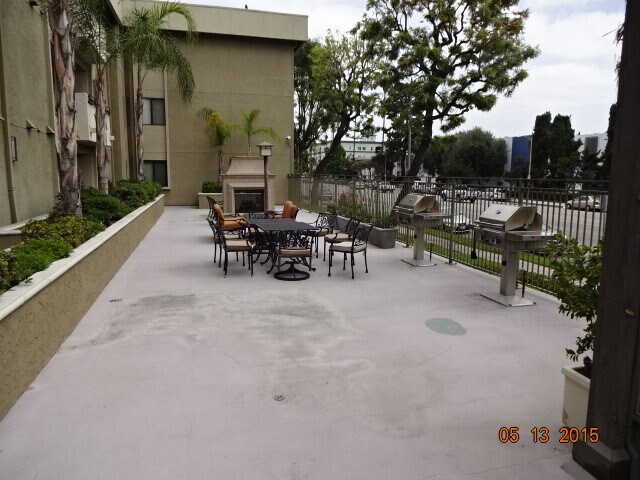 Foto del edificio - 5009 Woodman Ave