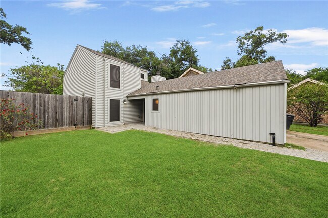 Foto del edificio - 5106 Spruce Forest Dr