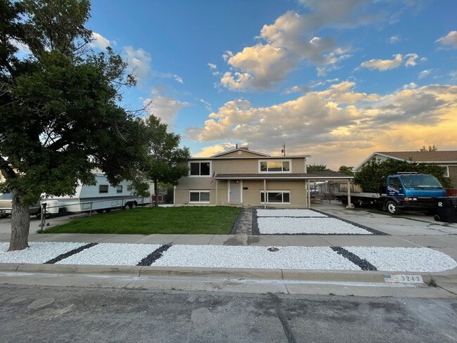 Foto del edificio - 3243 Montclair St