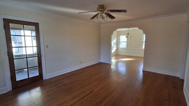 Living room with attached screened in porch - 417 E Meyer Blvd