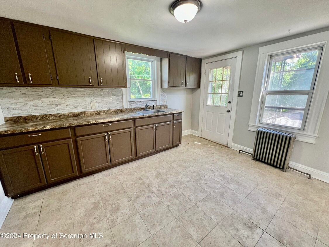 422 Emmett St, Scranton, PA 18505 Room for Rent in Scranton, PA