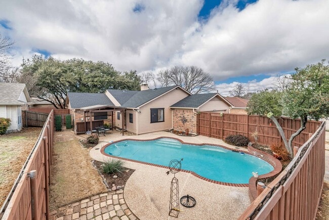 Photo - 8467 Willow Creek Dr House