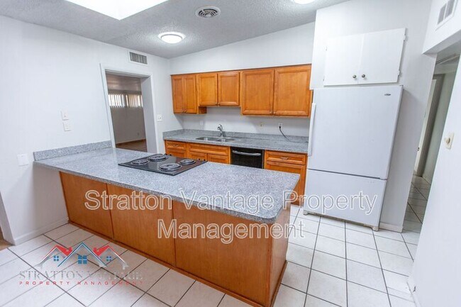 Building Photo - 1168 E Alameda Dr