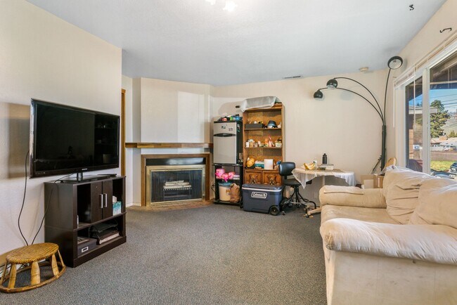 Building Photo - 6 Bed 3 Bath Accessible Rambler