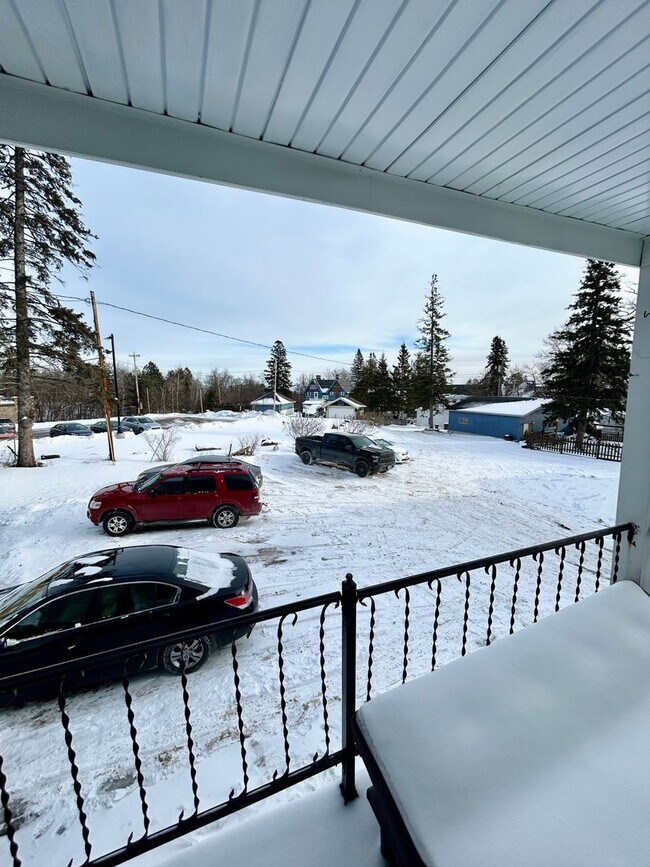 Building Photo - AVAILABLE JUNE - 6 BED 1.5 BATH Close to Campus!