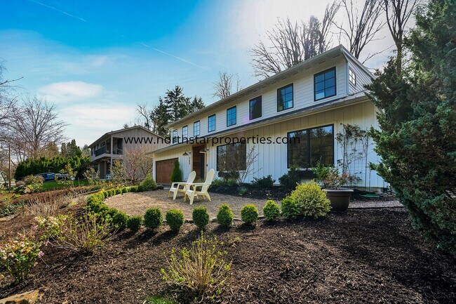 Foto del edificio - Lake Oswego Beauty Next to Tryon Creek