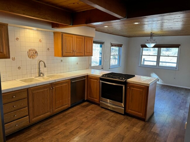 Building Photo - 1105 Mt Doble Dr