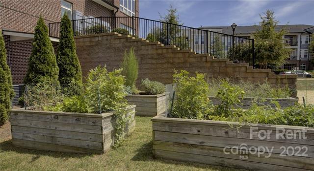 Foto del edificio - 16408 Holly Crest Ln