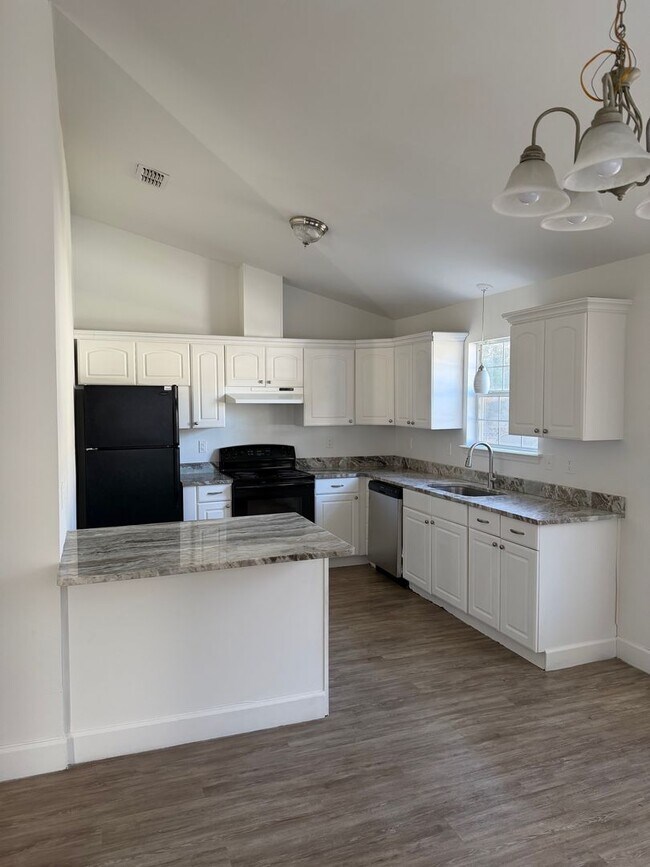 Building Photo - Recently renovated 3/2 on Balkin Rd