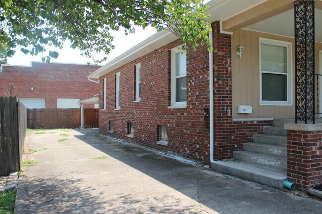 Building Photo - Nice 2 Bedroom Brick Home