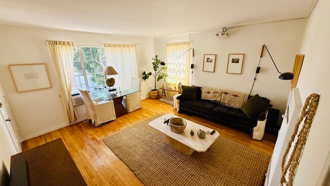 Building Photo - 941 Robinson St