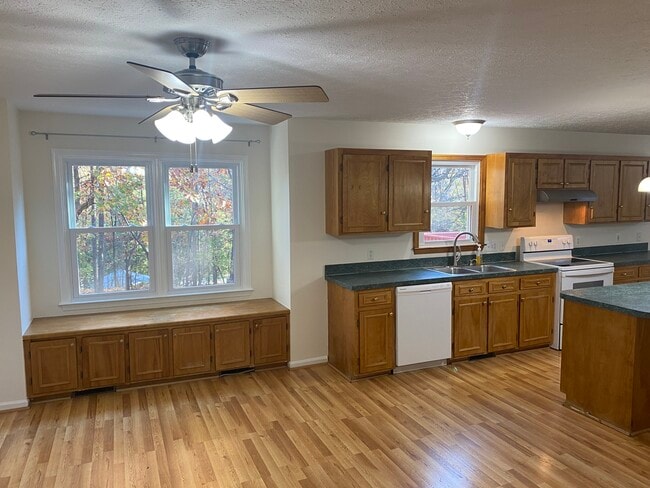 Building Photo - 121 Whispering Pines Ct