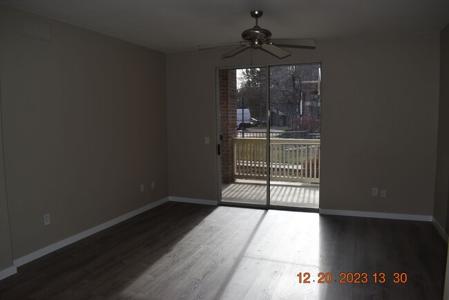 Foto del edificio - Beautiful 2 BR / 2 BA Condo with 1 car gar...