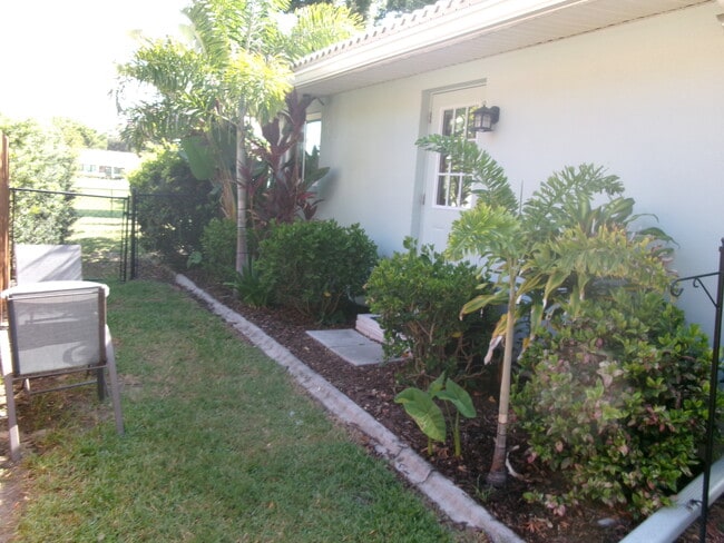 Entrada privada/lado izquierdo de la casa - 1870 Mid Ocean Cir