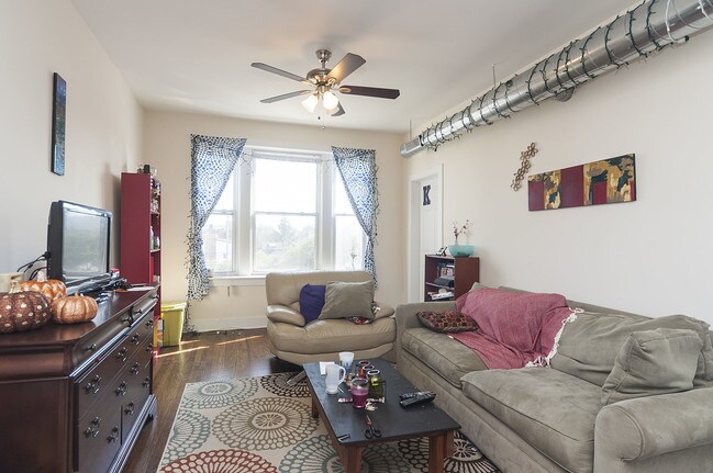 Foto del edificio - 1900 N Western Ave