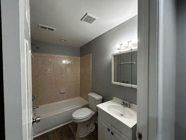 Building Photo - 3 Bedrooms Plus den