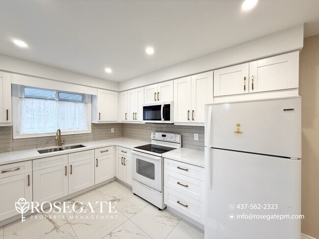 Photo du bâtiment - Charming 3-Bedroom Home with Balcony & Sha...