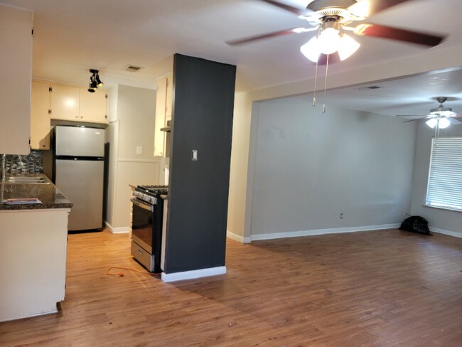 Building Photo - 8211 Red Oak Cir S