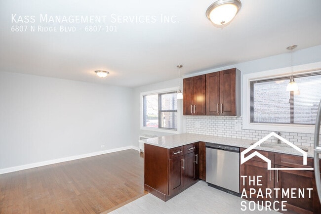 Foto del edificio - 6807 N Ridge Blvd