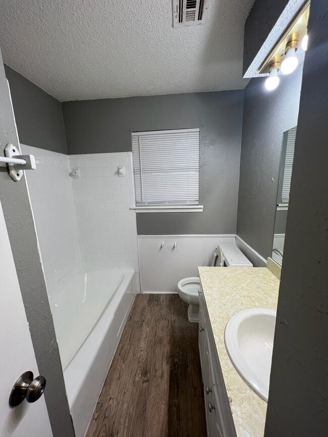 Building Photo - 220 W Shadywood Dr