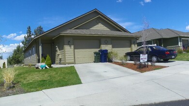 Building Photo - 2358 NE Mary Rose Pl