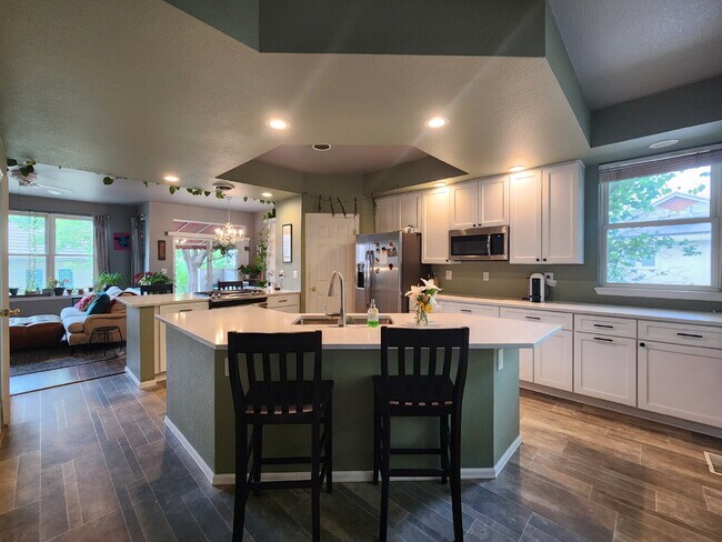 Foto del edificio - Stunning 3 Bedroom Townhome Tucked Away In Breathtaking Community MOVE IN INCENTIVES AVAILABLE!