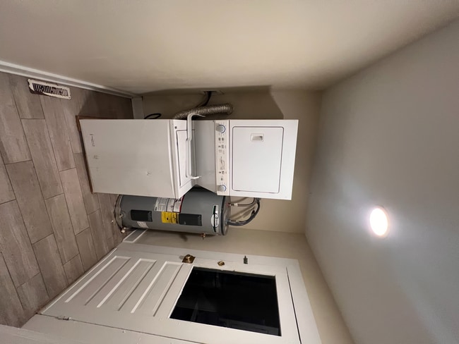 Building Photo - 1152 W High St