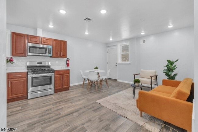 Building Photo - 4 1st St