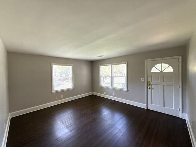 Foto del edificio - T.R. Lawing Realty Property