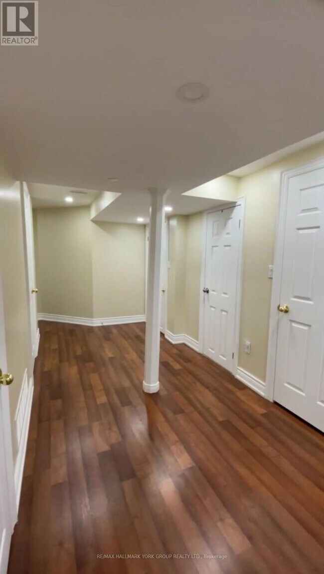 Building Photo - 33 Deerwood Crescent