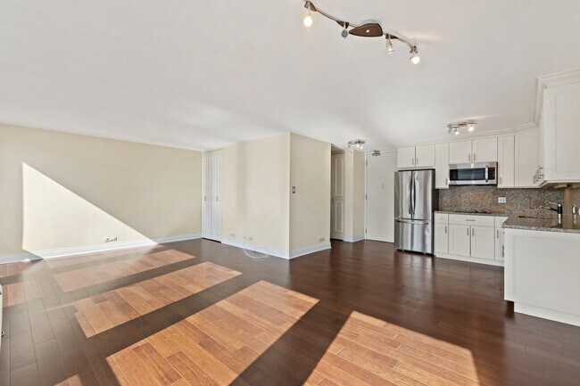 Building Photo - 111 E Chestnut St