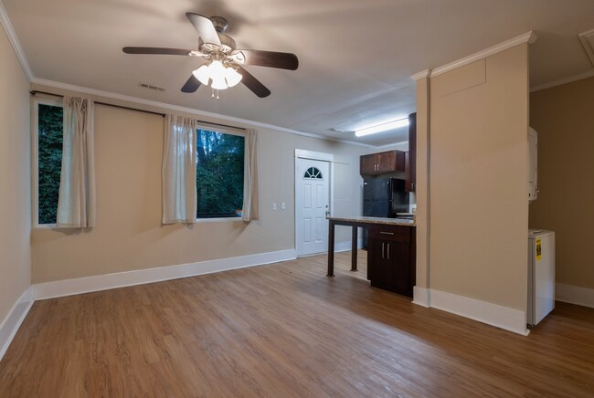 Foto del edificio - Walk to Campus! Downtown Apartment Available!