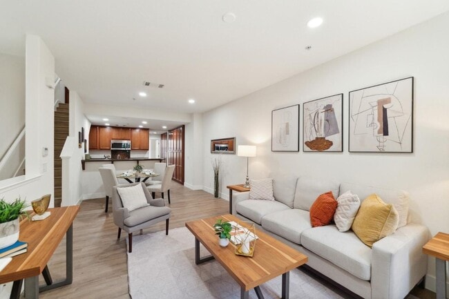 Foto del edificio - Modern 3-Bed, 3-Bath Home in Desirable San...