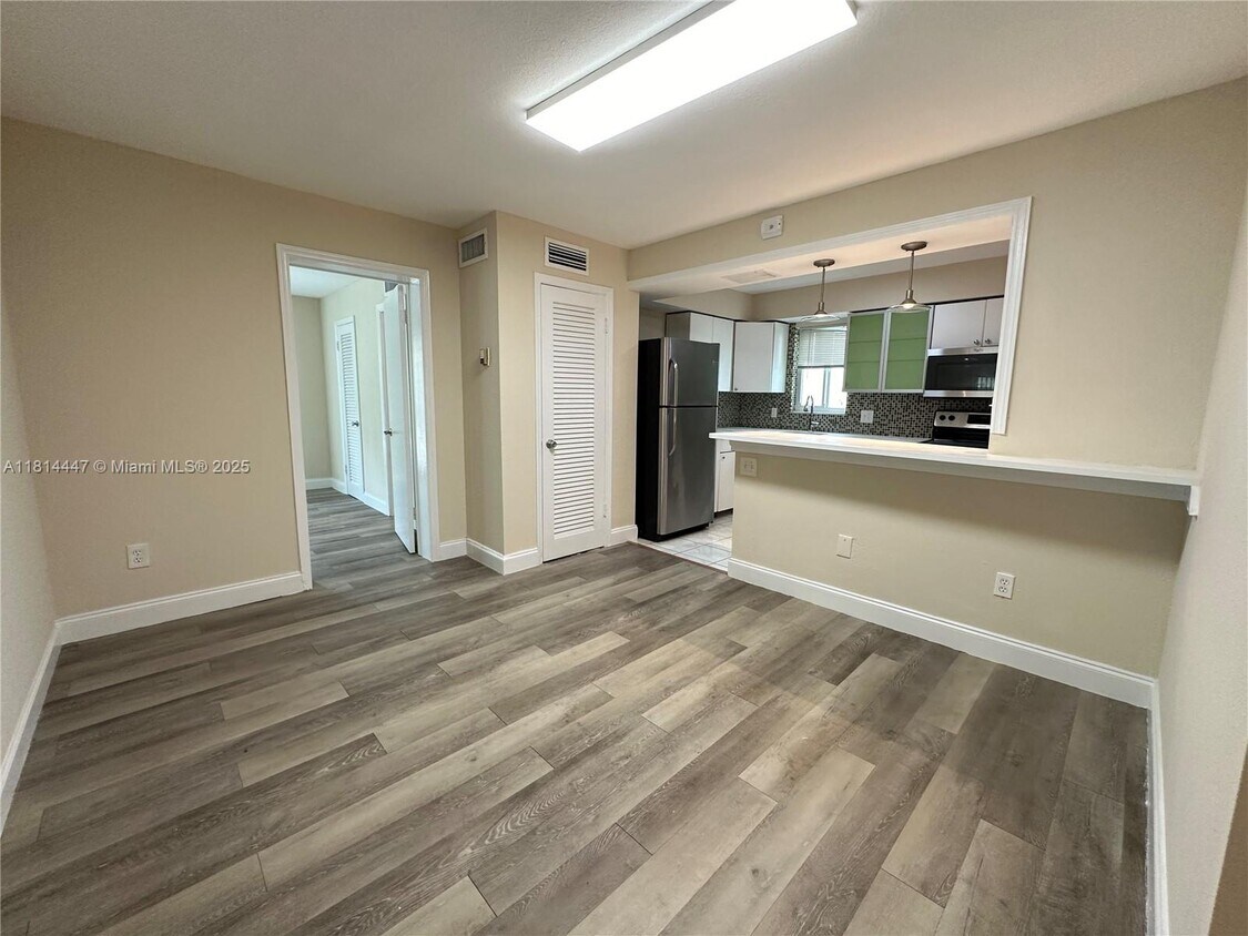 Foto principal - 9971 W Bay Harbor Dr