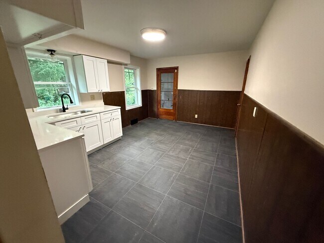 Foto del edificio - Remodeled 2-Bed Ranch in Akron