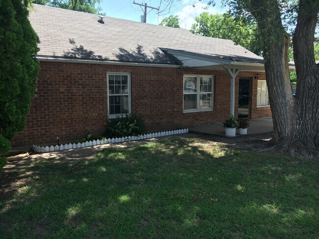 Foto del edificio - Two Bedroom Home in Quiet Neighborhood
