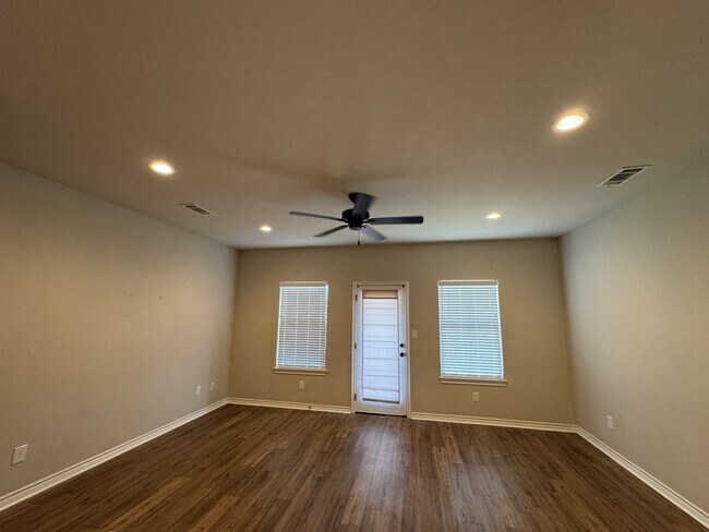 Foto del edificio - 5670 Shadowbend Cir N