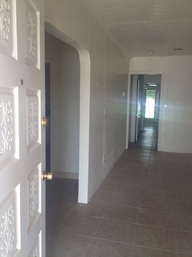 Building Photo - 440 E Kimball Ave