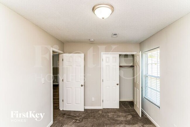 Foto del edificio - 2466 Shadow Valley Rd