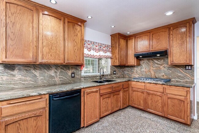 Foto del edificio - 17323 Anaconda Rd