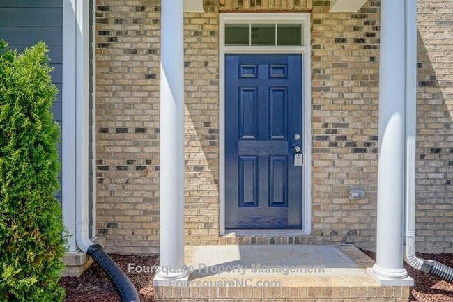 Building Photo - Modern 3-Story Townhome with Entry-Level Bonus Room, Back Deck & Garage , Community Pool in North...