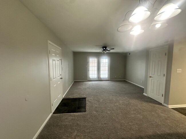 De la sala de estar a la cocina - Bayfield Apartment Homes